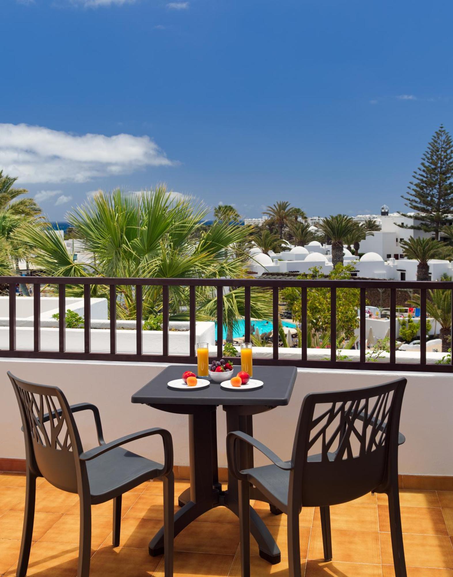 Familiensuite mit Poolblick (3 Erwachsene)